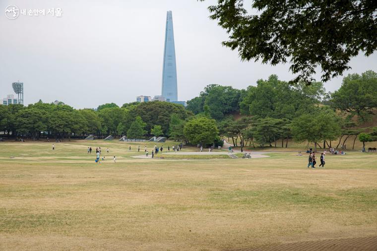 올림픽공원까지 걸어본 송파둘레길 성내천 구간. 여유가 된다면, 송파둘레길 21km 전체를 걸어보는 것도 좋겠다. 