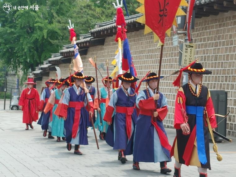 마치 조선시대로 돌아간 듯한 왕궁 수문장 교대의식 