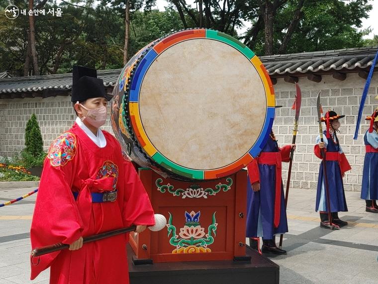 교대의식 중 북으로 교대 간 신호를 보내는 임무를 담당하는 엄고수