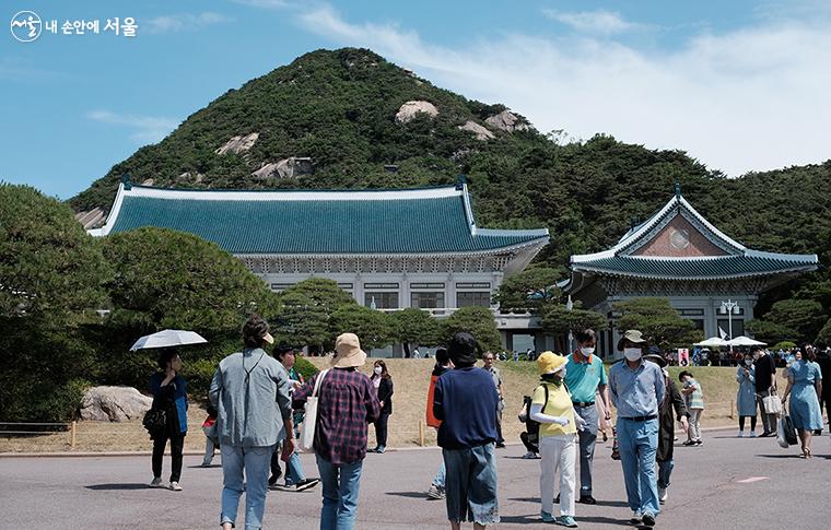 영빈관에서 오른쪽으로 걸어가면 청와대 본관이 나온다. 먼 발치 혹은 미디어매체 등을 통해 접하던 푸른 기와를 가까이서 보니 색다른 느낌이었다. ⓒ김아름