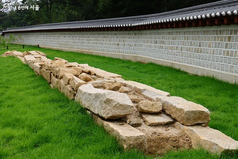 복원현장에서 발굴한 조선시대 담장의 기초석도 전시되어 있다