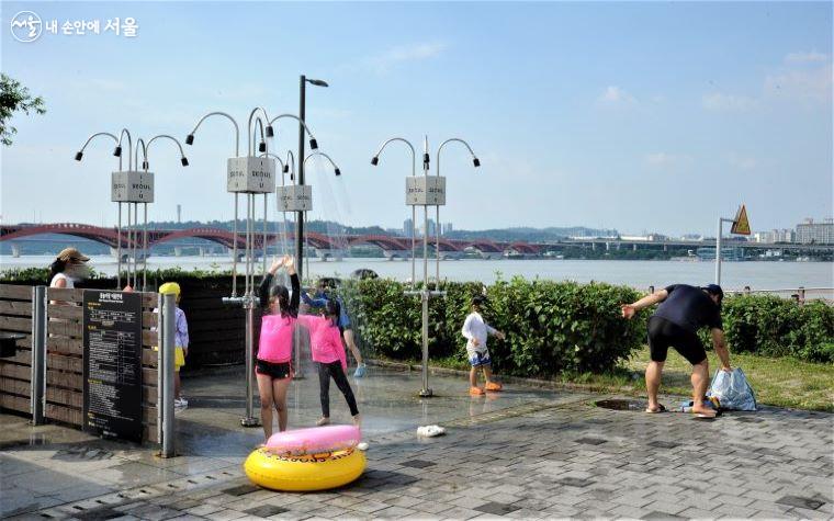 한강공원 수영장에서는 야외 샤워장을 무료로 사용할 수 있다. ⓒ조수봉