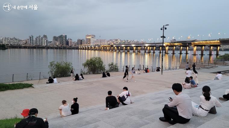 여의도한강공원 강변에서의 버스킹을 즐기고 있는 시민들