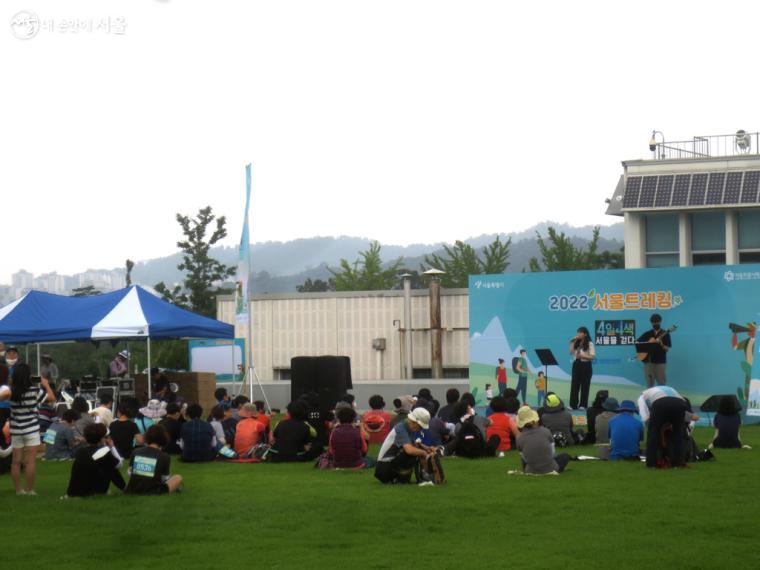 참가자들이  잘 만들어진 쉼터와 잔디밭에서 쉬면서 문화공연도 즐기고 있다.