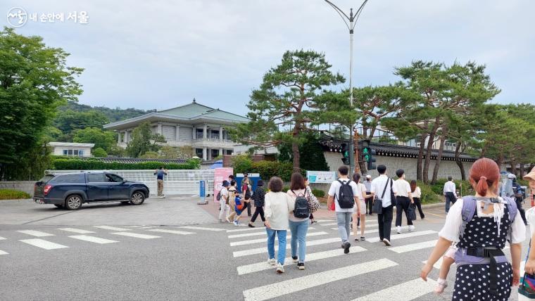 청와대를 향해 내딛는 사람들의 발걸음이 활기차다. ？방주희