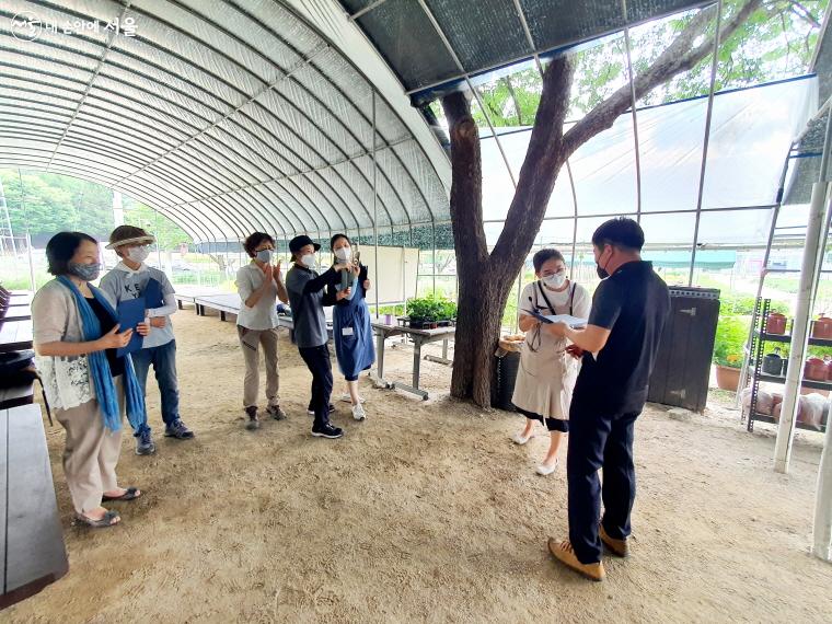 텃밭 백일장을 끝으로 프로그램을 마치며 강사들이 참가자들 개개인에게 상을 주고 있다. ⓒ방금숙