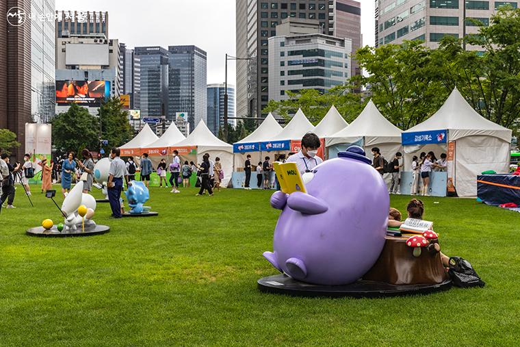 '참신한 북콘서트' 행사가 개최된 서울광장. 앙증맞은 보라색 캐릭터가 책을 보고 있는 모습이 귀엽다.