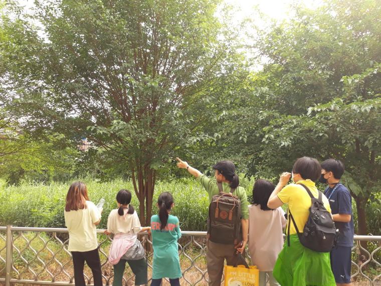 서대문구 3호점 우리동네키움센터 아이들이 홍제천에서 탐조 프로그램을 즐기고 있다. ©엄윤주