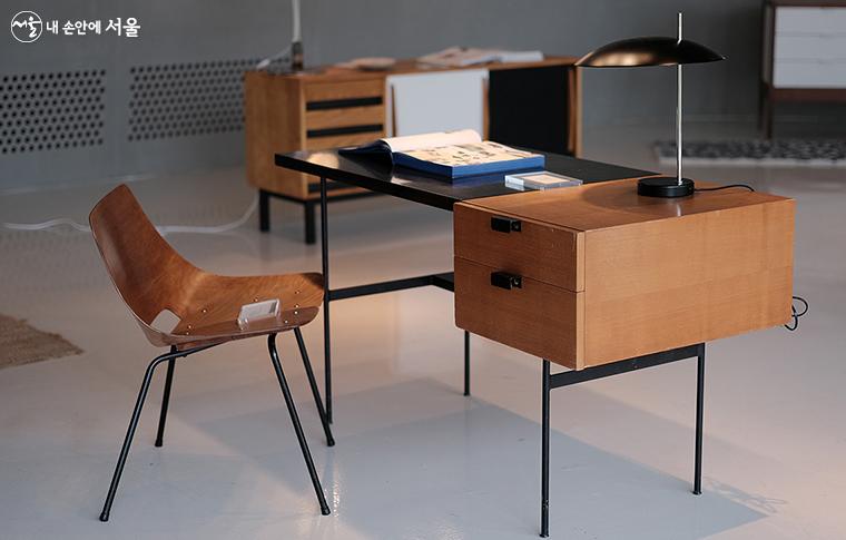 (의자) 피에르 갸리쉬(Pierre Guariche, ARP, Amsterdam chair / (책상) 피에르 폴랑(Pierre Paulin), Model CM 141 Desk ⓒ김아름