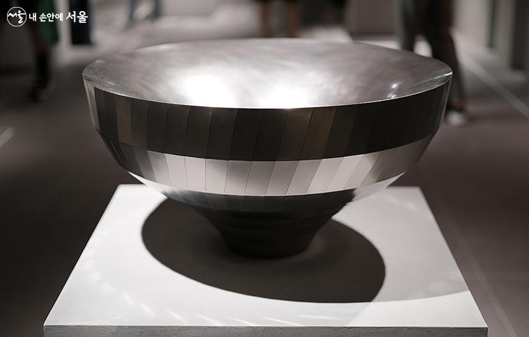 정용진, 거꾸로 된 그릇(Wavy Inverted Bowl), 2020, 스테인리스 스틸 ⓒ김아름