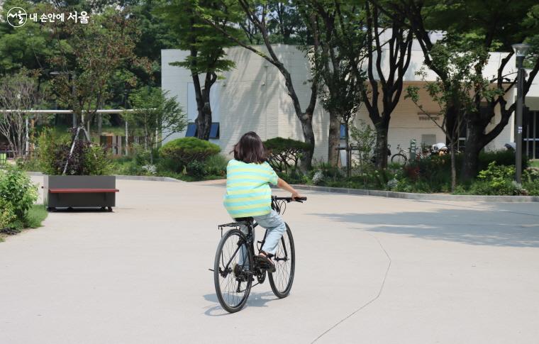 한 어린이가 양천광장에서 자전거를 타고 있다. 