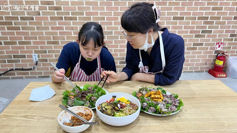 비건 식사를 하며 계속 거듭나는 친환경 도시농부 가족의 삶을 그려보았다. ⓒ이준엽