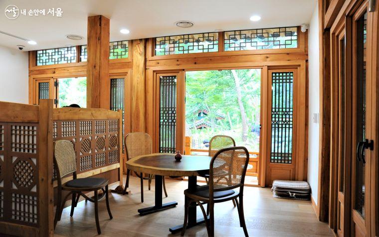 동백헌 전통 카페에서는 전통차, 음료, 다과 등을 즐길 수 있다. 