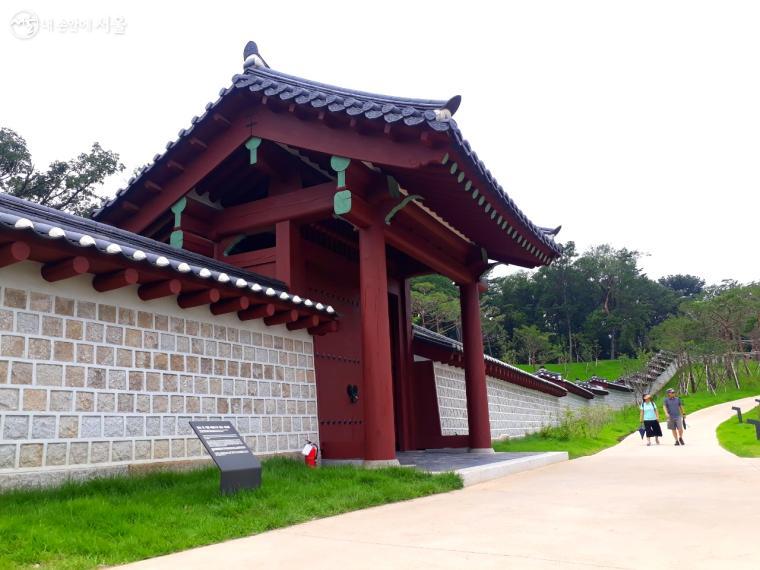 궁궐담장길은 340m의 거리로 복원되어 궁궐담장과 북신문을 지난다. 
