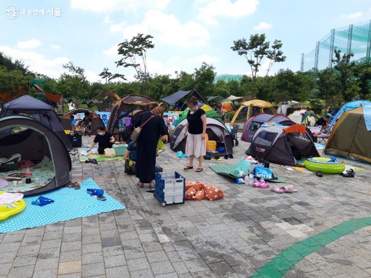 안양천 물놀이장에 텐트가 설치된 모습 