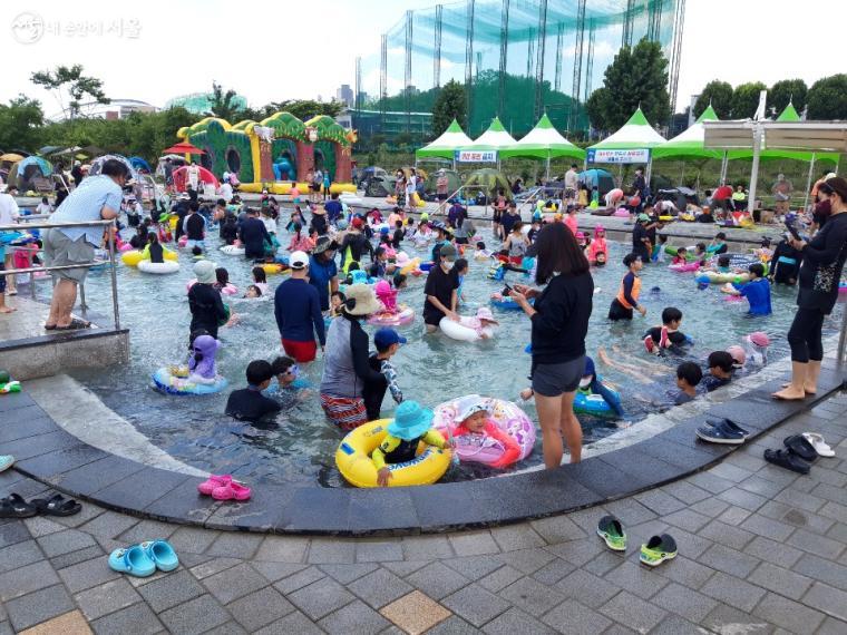 안양천 물놀이장은 방학을 맞은 아이들의 신나는 놀이터다.