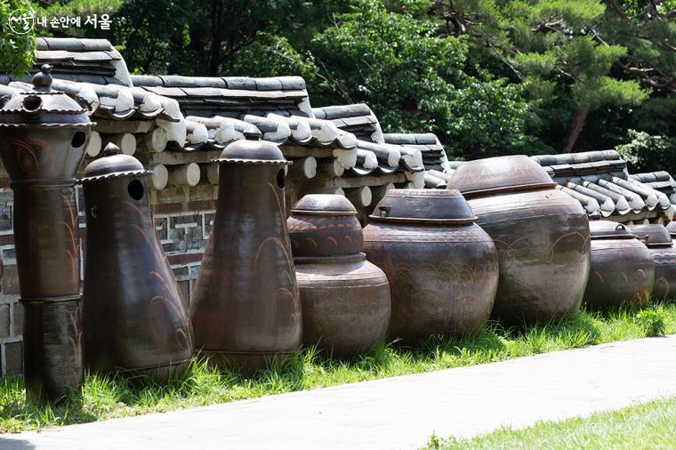 일화당 놀이마당에 푸른 잔디가 깔려있고 다양한 장독이 늘어서 있어 전통의 미가 느껴졌다 ⓒ문청야