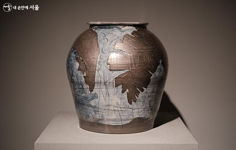 허상욱, 파초가 그려진 화병(Vessel with Plantain Surface Decoration), 2019, 점토, 분장, 은채 ⓒ김아름