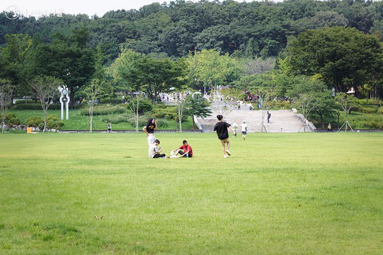 보라매공원 중앙잔디광장에서 공놀이를 하는 청소년들이 보인다. 