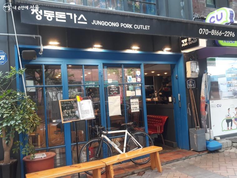 정동길에서 '오아시스 서울 프로젝트'에 참여 중인 음식점 '정동돈까스' 입구에 부착된 오아시스 마크 