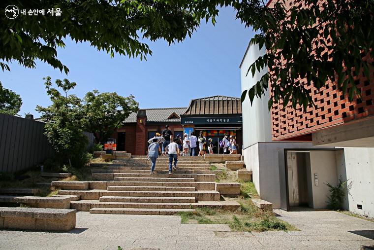 옹벽에 가려졌던 서울교육박물관이 환히 드러났다. ⓒ이선미  