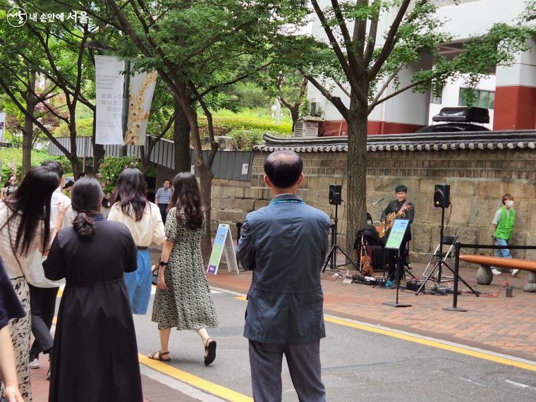 '2022 서울거리공연: 구석구석라이브'가 평일 한낮 덕수궁 돌담길에서 열리고 있다. ⓒ윤혜숙