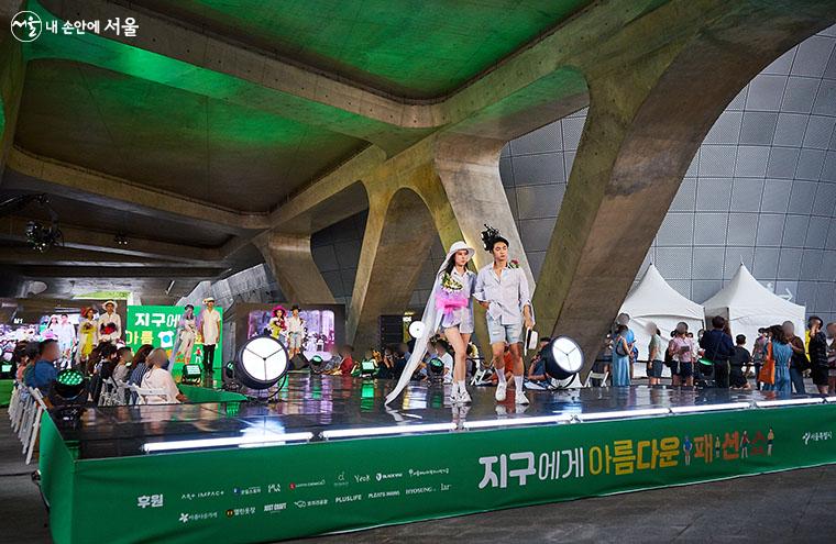 버려진 옷을 수선한 새활용 의류와 모기장 등을 재활용하여 빈티지 웨딩 룩을 연출했다. ⓒ이정규