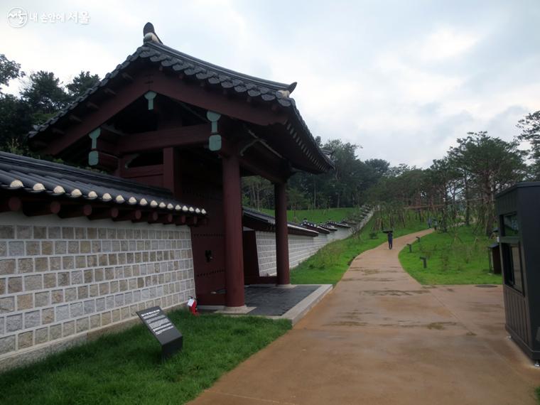 산책로 중간지점에서 만난 북신문(北神門) 