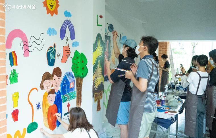 이번 여름학기에 진행된 '수어와 예술 <말하는 벽화>' 수업은 수어를 배우고 학교 벽에 그림도 그려 볼 수 있는 프로그램이었다 ⓒ이용수