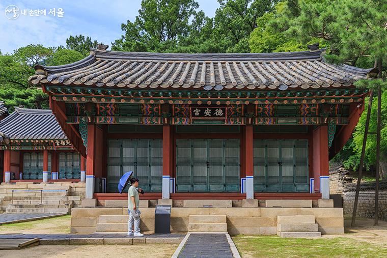 삼문을 들어서면 영친왕의 어머니이며 고종의 후궁인 귀비 엄씨의 사당이 있다. ⓒ유서경