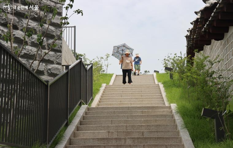 창덕궁 돈화문 방향에서는 계단으로, 원남동사거리 방향에서는 엘리베이터로 오를 수 있다. ？조송연