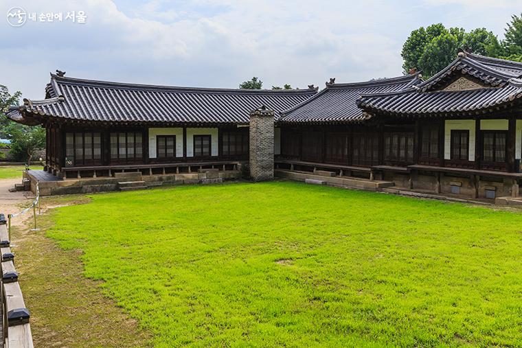 왼편 재실의 뒤쪽 너른 마당을 품은 건물은 '삼락당'으로, 조선 왕실의 후손인 <비둘기집>을 부른 가수가 살았다고도 한다. ⓒ유서경