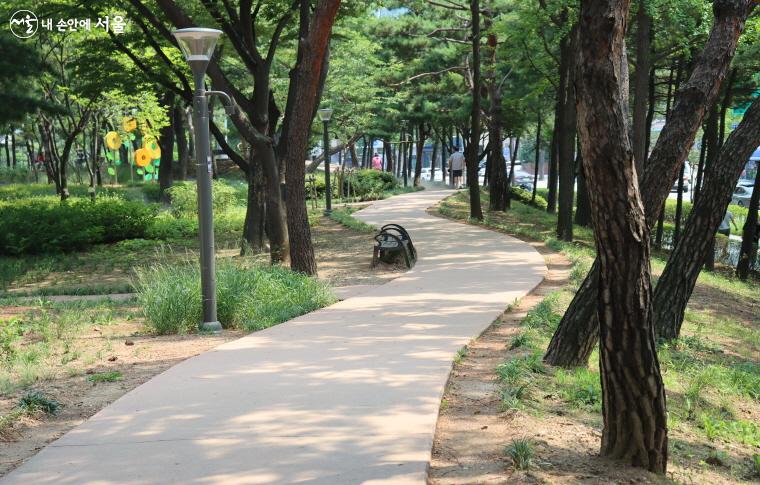 산책길이 잘 놓여져 있다.