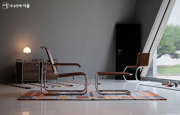 마르셀 브로이어(Marcel Breuer), S35L SET. 강철파이프 소재를 사용한 의자는 독보적이고 아름답다. ⓒ김아름