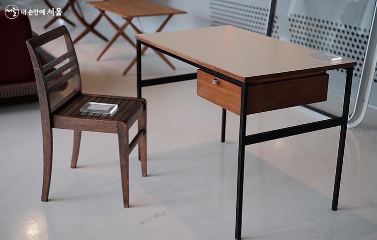 (의자) 르네 갸브리엘(Ren？ Gabriel), Stackable chair / (책상) 피에르 폴랑(Pierre Paulin), Model Petit Bureau ⓒ김아름