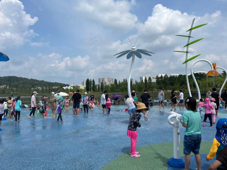 서울식물원 내 물놀이터가 지난 7월 1일 문을 열었다. 