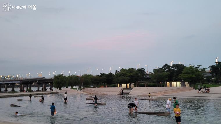 여의도한강공원 물빛광장에서 물놀이를 하는 시민들의 모습이다.