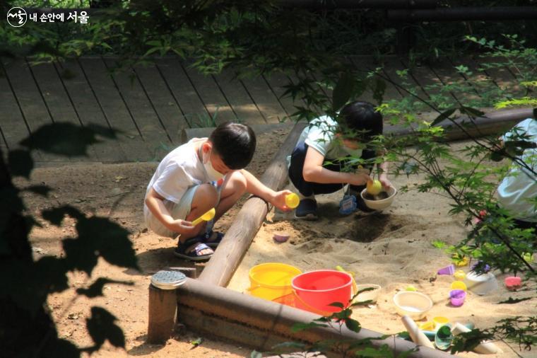 흙 놀이터에서는 도심에서 흙을 만질 기회가 적은 아이들에게 신나는 놀이공간을 제공한다. 