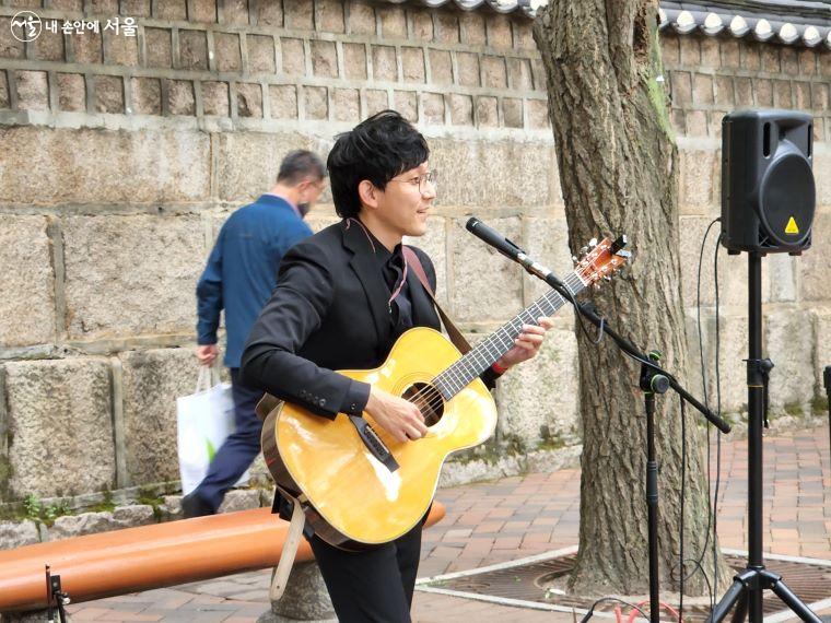 덕수궁 돌담길에서 열리는 길거리 공연에서 기타로로가 기타를 연주하고 있다. ⓒ윤혜숙