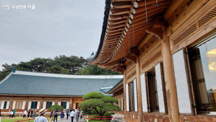 통유리가 멋스러운 별채. 뒤편으로 본채가 고풍스러운 멋을 자랑한다. ？방주희