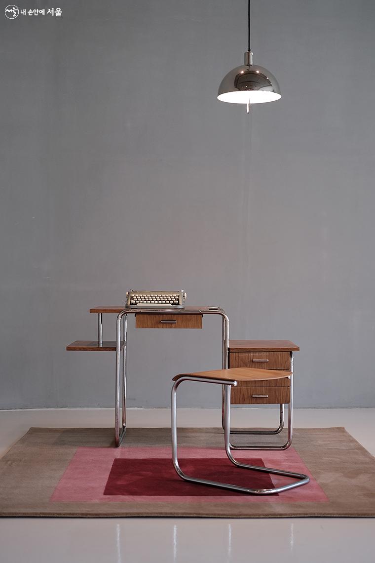 바우하우스 데스크, 마르셀 브로이어(Bauhaus Desk By Marcel Breuer). 1932년 생산된 빈티지 제품으로 당시에도 희귀한 디자인이었으며, 더이상 생산하지 않는 디자인. / (조명) 테크노루멘(Tecnolumen BAUHAUS HMB25) ⓒ김아름