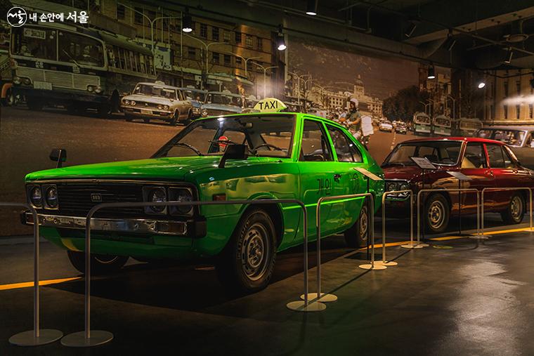 서울생활사박물관에는 1975년에 개발된 대한민국 최초의 모델 자동차 포니와 19974년 에 출시된 기아자동차 최초의 승용차가 전시되어 있다.