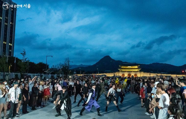지난 8월 7일, 서울관광재단이 진행한 'K-팝 랜덤 플레이 댄스 행사'에 많은 시민이 참여했다 ⓒ이용수