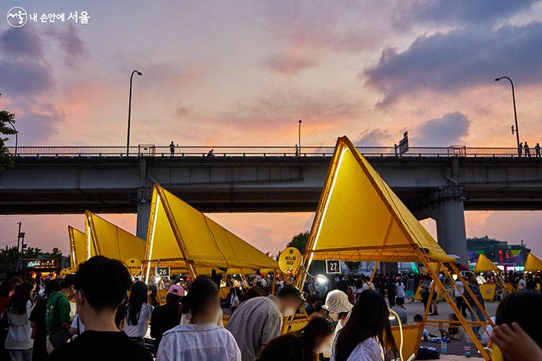 수공예품을 판매하는 부스는 노란색의 삼각형 텐트 같은 모양이다. ⓒ이정규