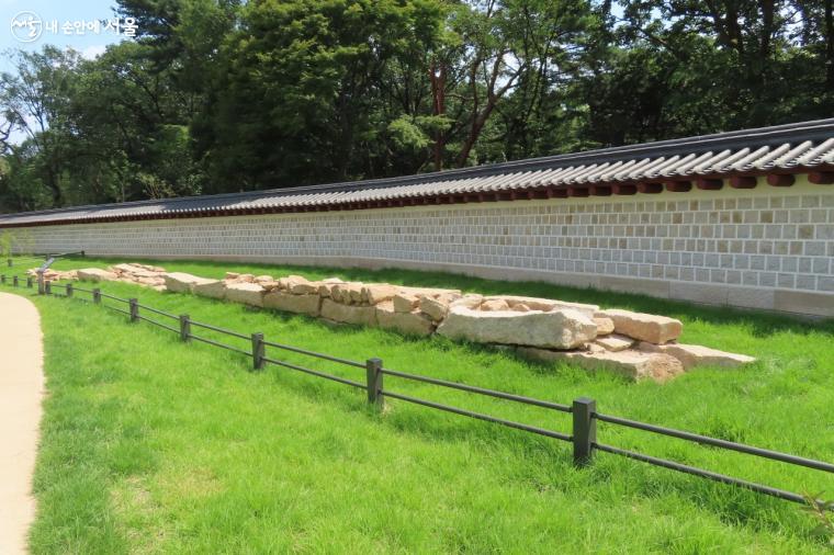 종묘 북쪽 담장 유구로 복원 과정에서 출토된 돌들을 새로운 담장에 30%정도 재사용됐다. 
