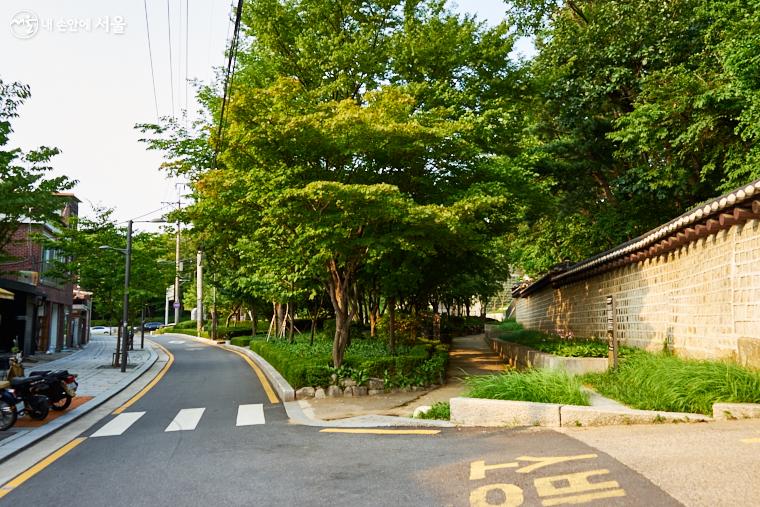 서순라길의 끝에 이르면 조그만 공원이 있고, 오른쪽의 담장을 계속 따라가면 창경궁-종묘 연결구간의 궁궐담장길로 이어진다 .