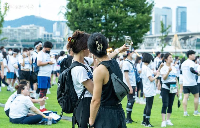 한강공원 축제 현장에서 친구와 함께 사진을 촬영하며 추억을 남기는 시민들 ⓒ이용수