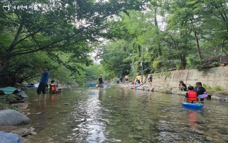 신림계곡에서 튜브를 타며 즐거워하는 어린이 ⓒ최현우