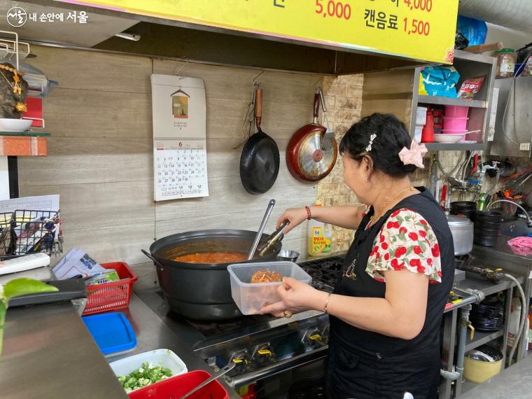 고흥식당의 밀키트 ‘가정식 백반 40년 고흥식당 뼈다귀 김치찜’