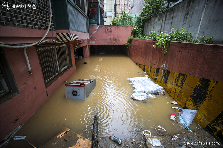 서울시는 기록적인 폭우로 침수 피해를 입은 '지하‧반지하 거주가구를 위한 안전대책'을 발표했다.